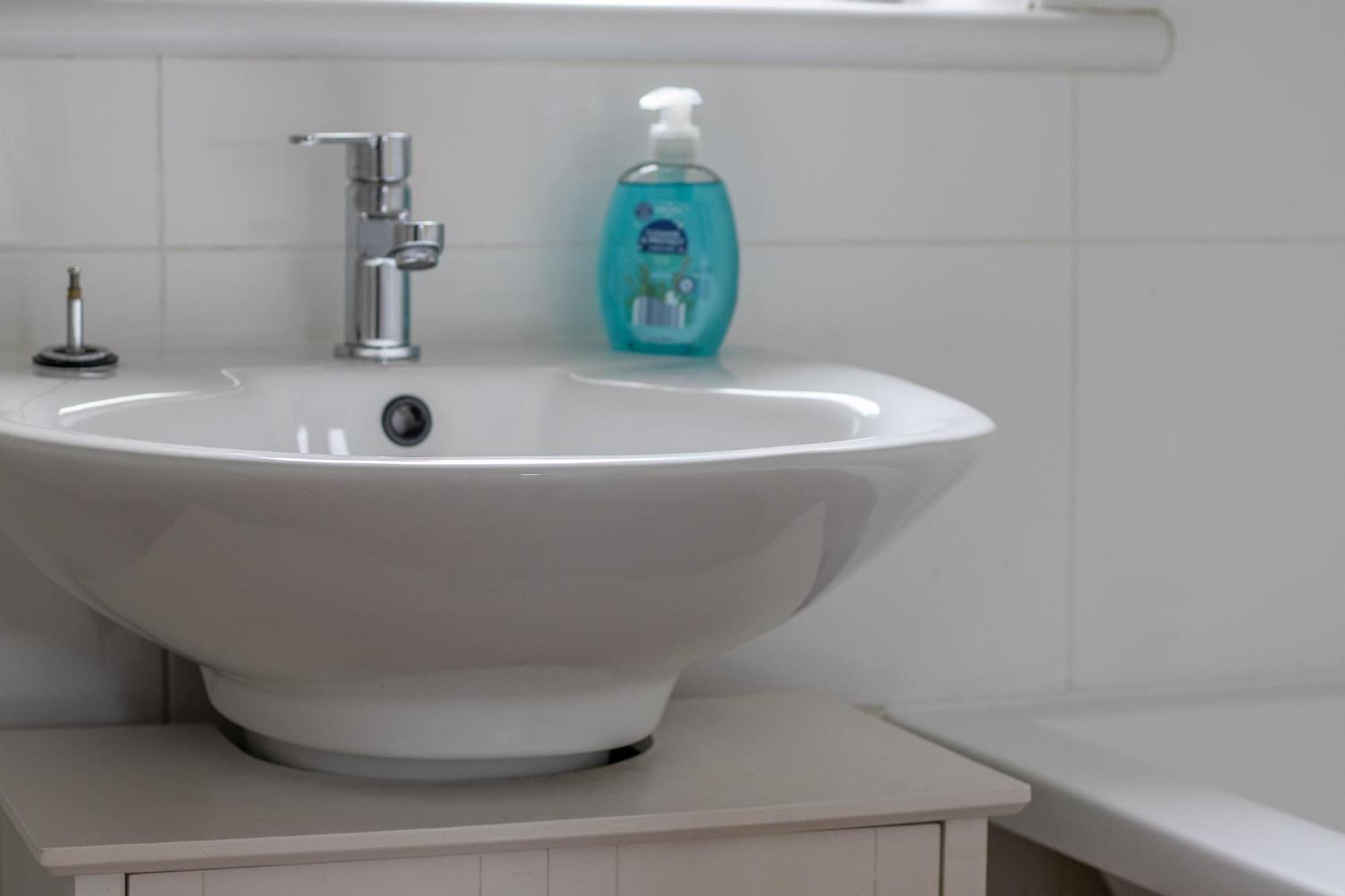 1 Bed Apartment Central Hamilton Free Wifi With Great Transport Links To Glasgow Ngoại thất bức ảnh